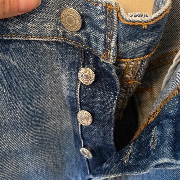 Levis distressed jeans - size 32 never worn - Picture 5 of 8